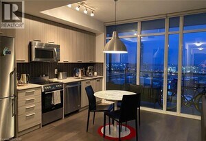 105 George St in Toronto, ON - Building Photo