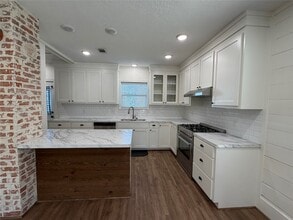 402 W Third Street Unit in Brenham, TX - Foto de edificio - Building Photo