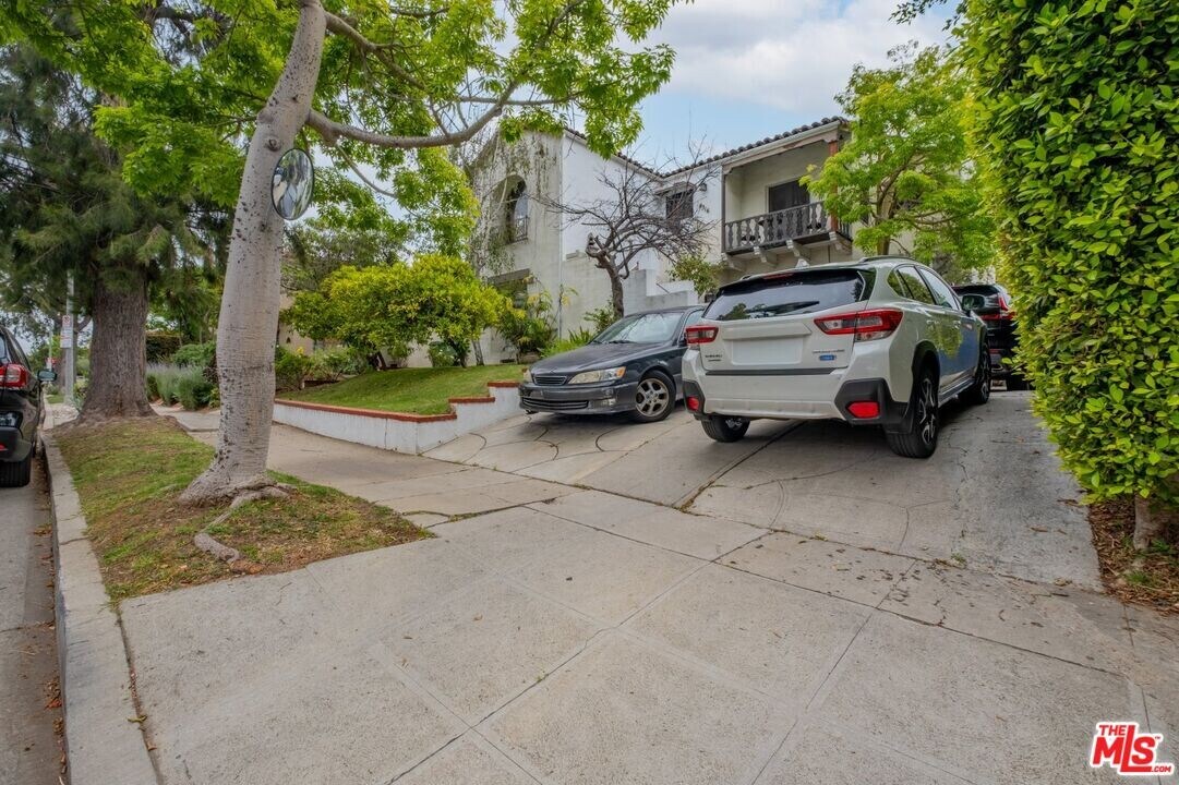 8318 4th St in Los Angeles, CA - Building Photo