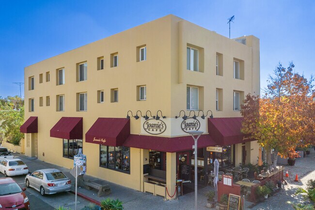 411 California Ave in Palo Alto, CA - Foto de edificio - Building Photo