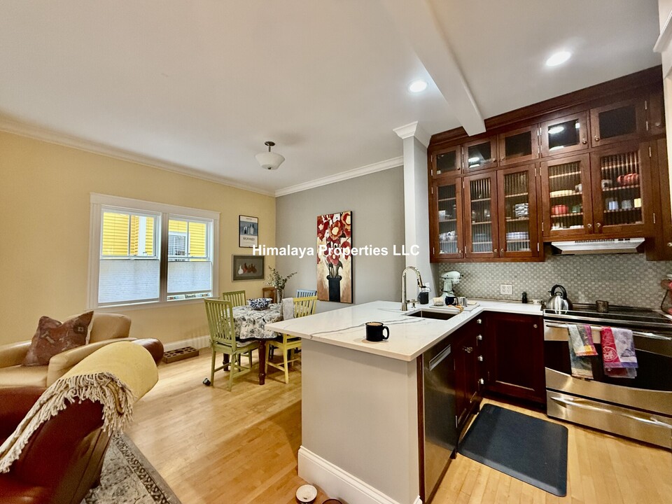 381 Huron Ave, Unit A in Cambridge, MA - Building Photo