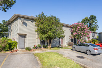 The Meadows Apartments in Lafayette, LA - Foto de edificio - Building Photo