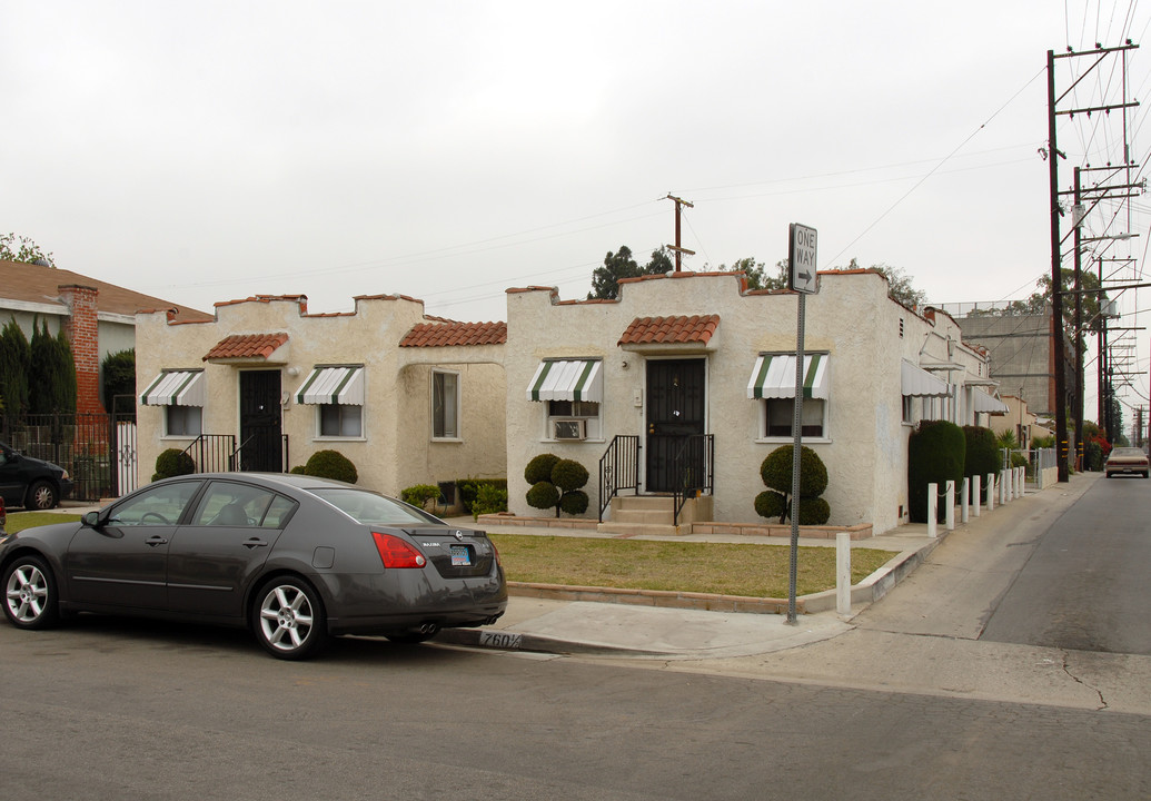 758 Oakford Dr in Los Angeles, CA - Foto de edificio