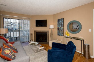 Apres Apartment Homes in Aurora, CO - Foto de edificio - Building Photo