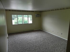 125 Twin Oaks Dr, Unit 318 in Joliet, IL - Building Photo - Building Photo
