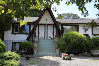 The Chalet Apartments in Victoria, BC - Building Photo - Building Photo