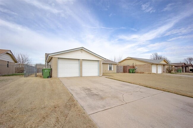 1071 Raintree Mansion in Yukon, OK - Building Photo - Building Photo