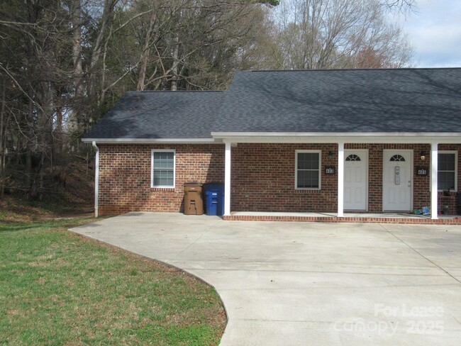 483 S Government St in Lincolnton, NC - Foto de edificio - Building Photo