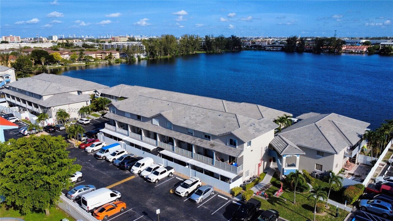8360 NW 103rd St in Hialeah Gardens, FL - Building Photo