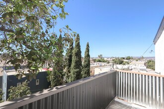 451 Coronado Terrace in Los Angeles, CA - Foto de edificio - Building Photo