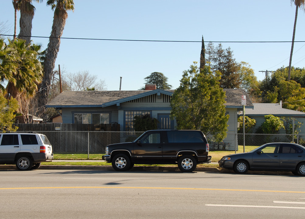 7310 N Woodley Ave in Van Nuys, CA - Building Photo