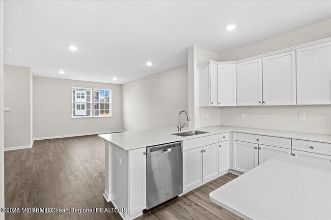 323 Mantoloking Dr in Jackson Township, NJ - Building Photo - Building Photo