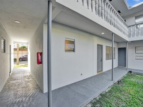 5112 Hollywood Blvd in Hollywood, FL - Foto de edificio - Building Photo