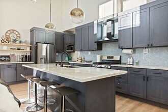 1215 Valley View Dr in Big Bear, CA - Foto de edificio - Building Photo