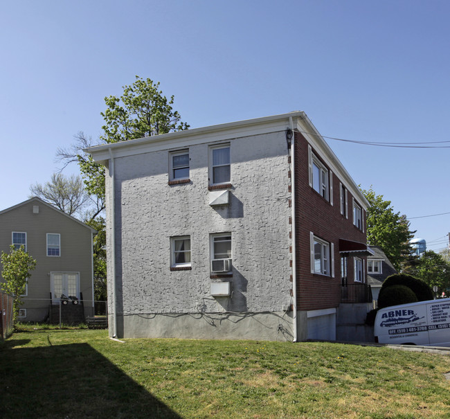 172 Stewart Ave in Hempstead, NY - Foto de edificio - Building Photo