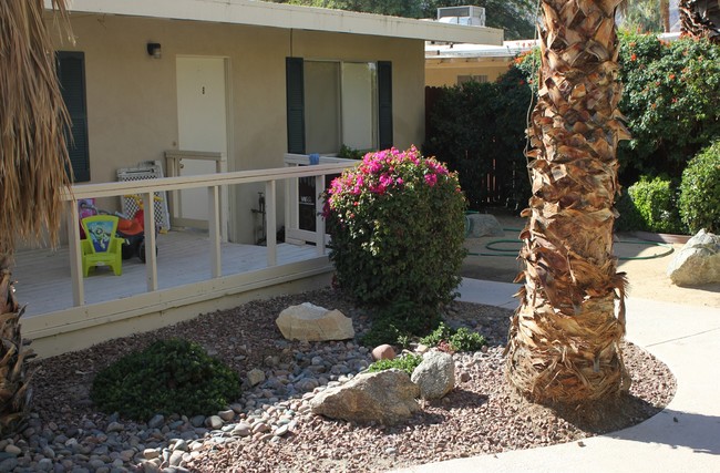 44160 San Pablo Ave in Palm Desert, CA - Foto de edificio - Building Photo