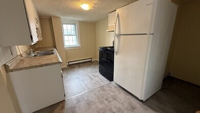 8 Hanson St in Dover, NH - Building Photo - Building Photo