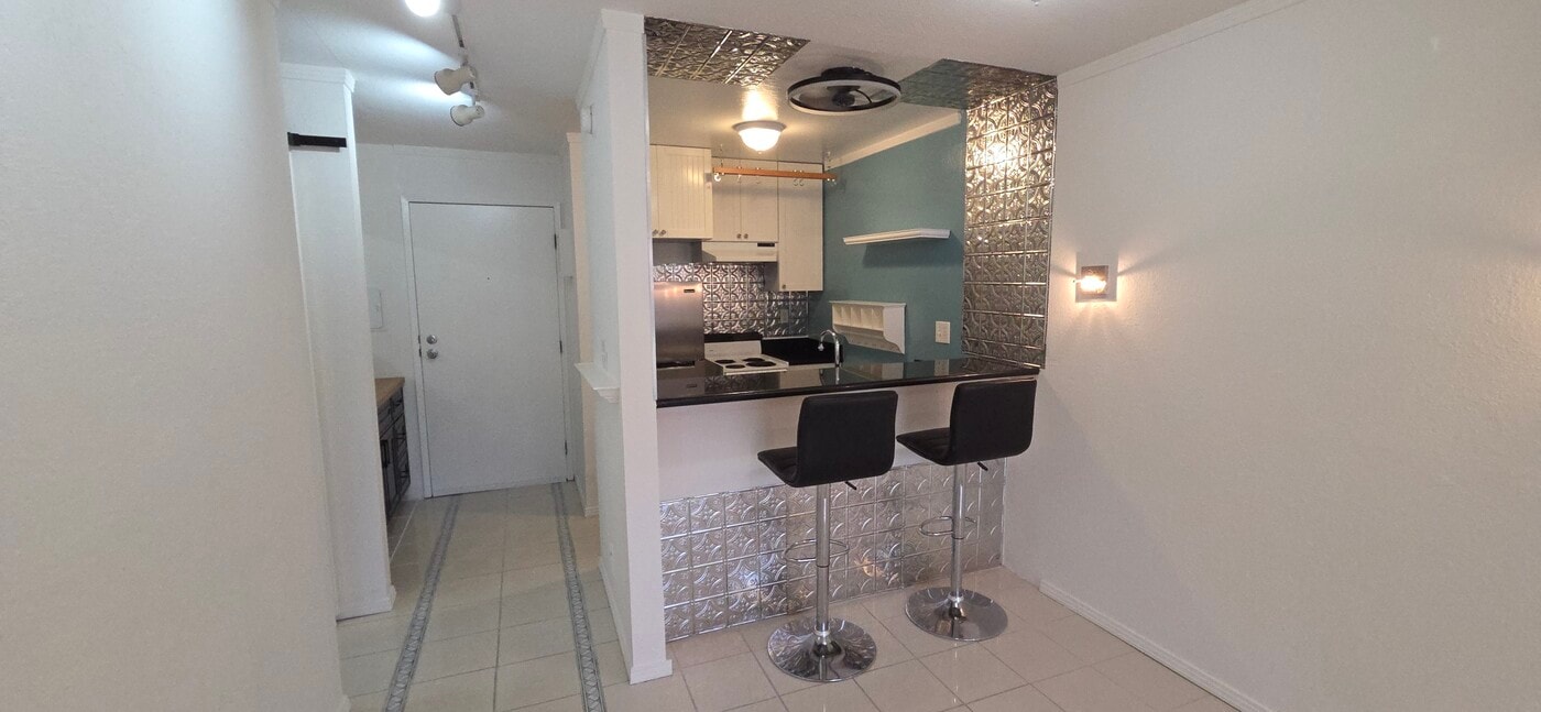 288 Whitmore St, Unit 211 in Oakland, CA - Building Photo