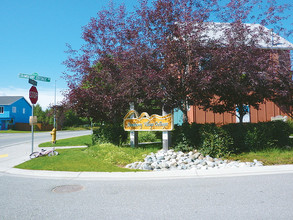 Strawberry Village Apartments in Anchorage, AK - Foto de edificio - Building Photo