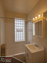 1044 W George St, Unit 302 in Chicago, IL - Building Photo - Building Photo