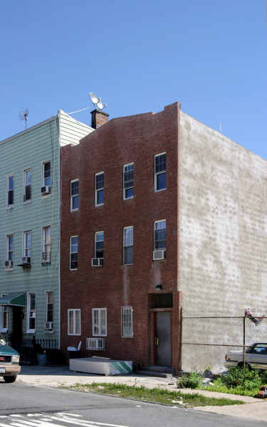 372 Wallabout St in Brooklyn, NY - Building Photo