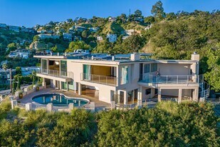 8825 Hollywood Blvd in Los Angeles, CA - Building Photo