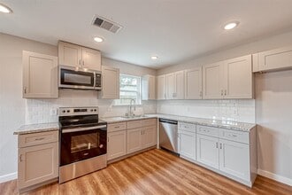 8125 Eastover St in Houston, TX - Building Photo - Building Photo