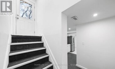 122 Longford Dr in Newmarket, ON - Building Photo - Building Photo