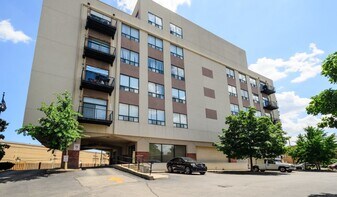 2451 W Howard St in Chicago, IL - Building Photo