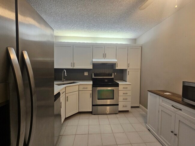 2738 Carambola Cir S, Unit 2nd floor in Coconut Creek, FL - Building Photo - Building Photo