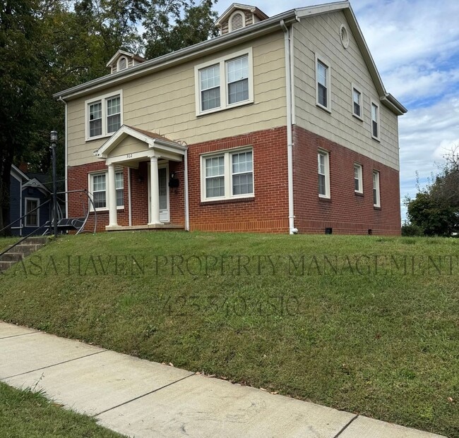 property at 302 W Pine St