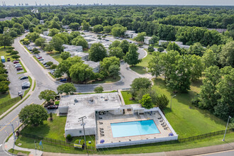 Stone Ridge Apartments in Portsmouth, VA - Building Photo - Building Photo