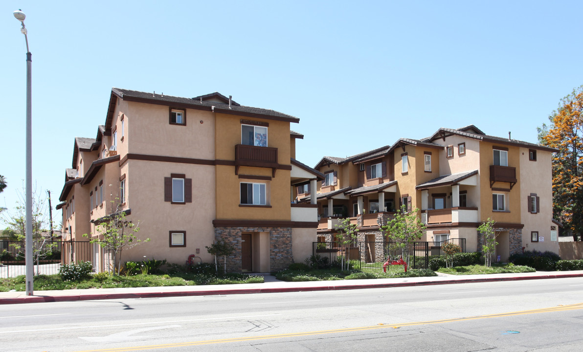 Lark Ellen Villas in Covina, CA - Foto de edificio