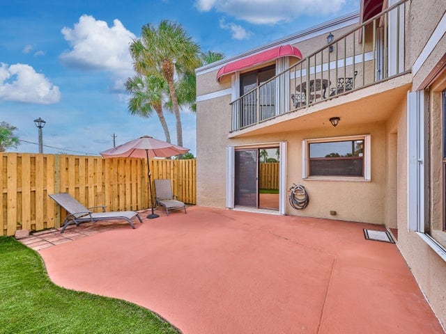 4065 Village Dr in Delray Beach, FL - Building Photo - Building Photo