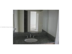 2517 Centergate Dr in Miramar, FL - Foto de edificio - Building Photo