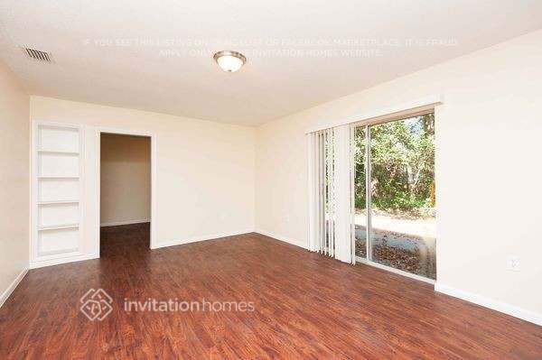 property at 984 Oak Dr