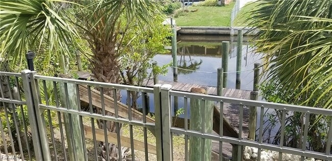 9358 Palm Island Cir in Ft. Myers, FL - Foto de edificio - Building Photo