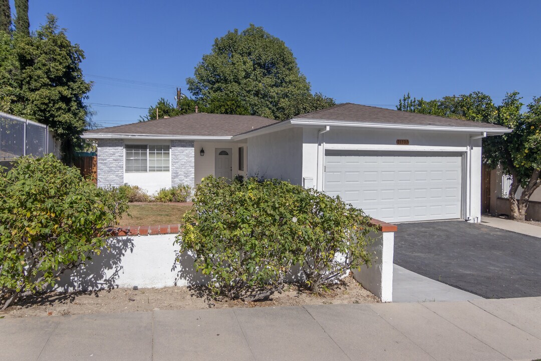 21707 Costanso St in Woodland Hills, CA - Building Photo