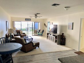 1630 Seaway Dr-Unit -209 in Fort Pierce, FL - Foto de edificio - Building Photo