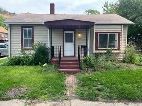 1425 Pleasant St in Council Bluffs, IA - Building Photo - Building Photo
