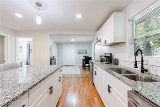 554 Oak Dr in Atlanta, GA - Building Photo - Building Photo