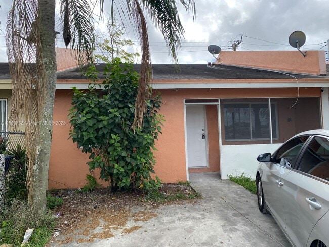 585 NW 15th St in Florida City, FL - Building Photo - Building Photo