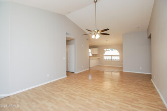 588 E Devon Dr in Gilbert, AZ - Building Photo - Building Photo