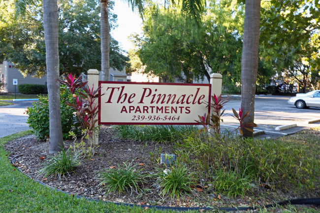 Pinnacle Estates in Ft. Myers, FL - Foto de edificio - Building Photo