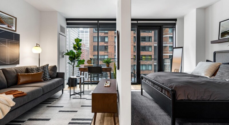 215 E Grand Ave in Chicago, IL - Building Photo