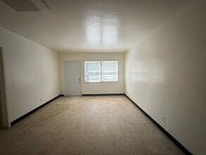 824 Roberts Ln in Bakersfield, CA - Building Photo - Building Photo