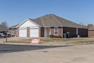 Westwood Villas in Claremore, OK - Building Photo - Building Photo