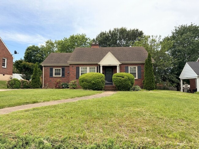 1121 Chestnut Hill Dr