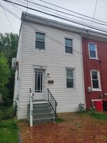 31 Upland Ave in Brookhaven, PA - Building Photo