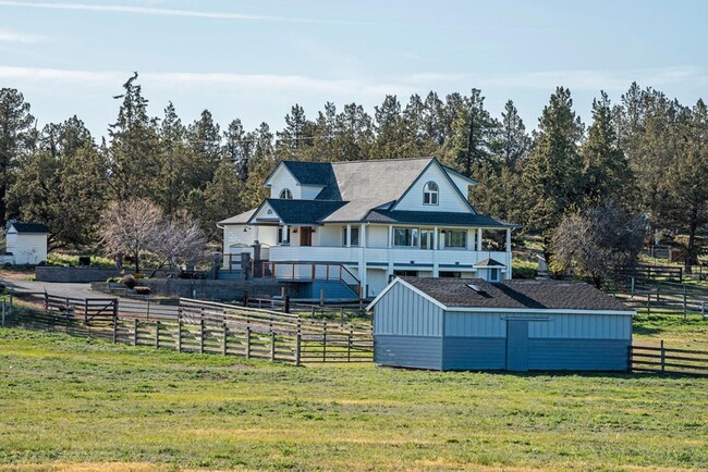 68322 Cloverdale Rd in Sisters, OR - Building Photo - Building Photo